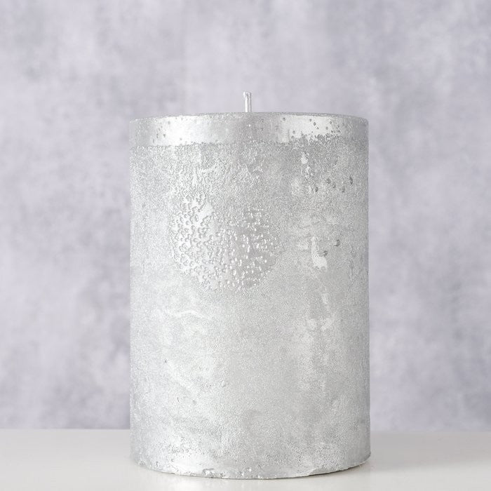 Stumpenkerze Shiny, H 9,5 cm, D 6,7 cm, silber – Weinatelier Agnes
