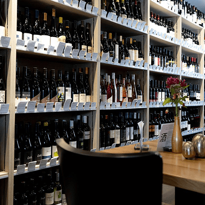 Weinregale im stilvollen Ambiente des Weinatelier Agnes – Genuss beginnt mit dem Blick