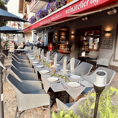 Gedeckter Tisch mit Wein und feinem Gericht – kulinarischer Genussmoment