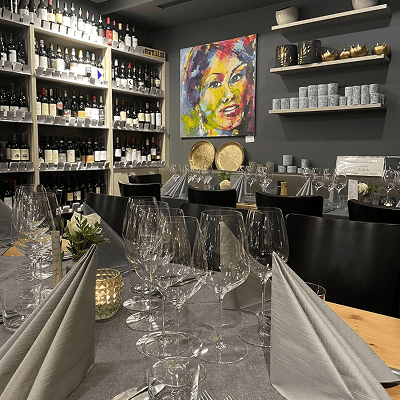 Weinfreundin bei der Verkostung – persönliche Weinmomente im Weinatelier Agnes