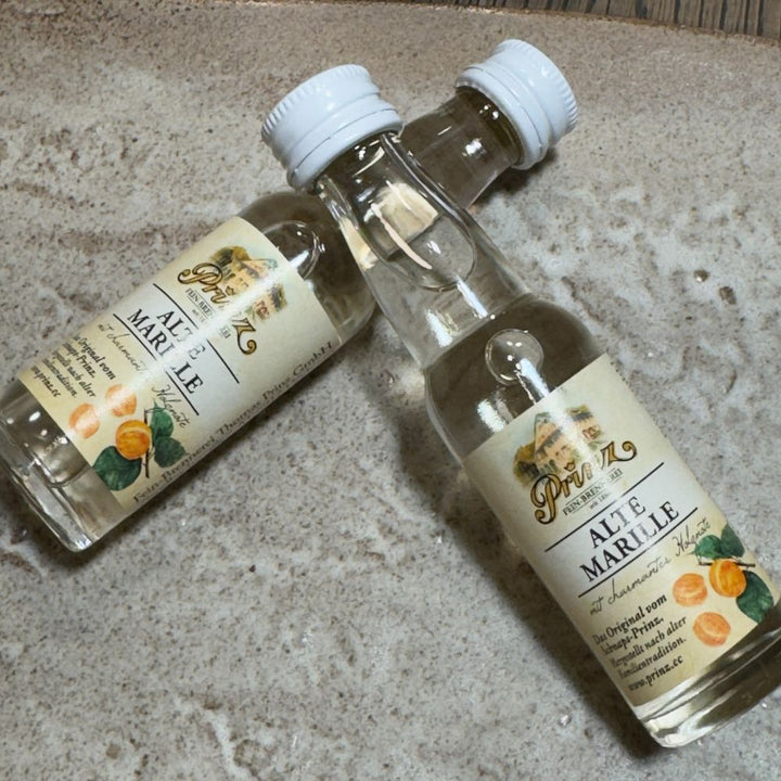 Ausgepackte Schnaps Geschenkbox mit Fritz Felix Mini Schüttelbrot Original 125g Prinz Zirberla Likör