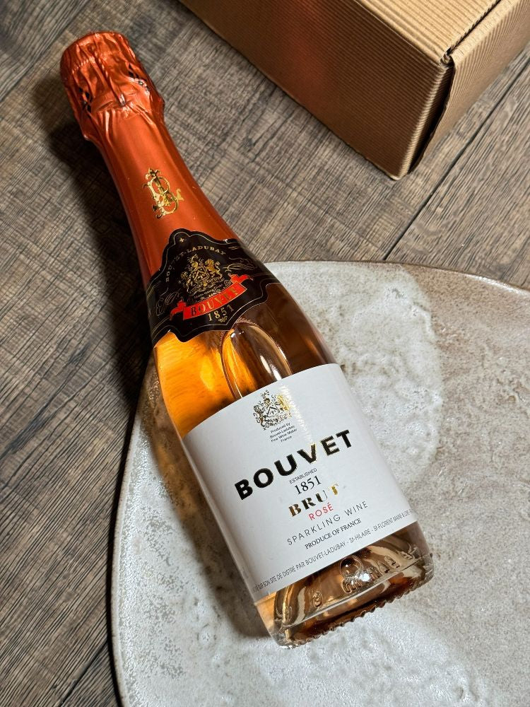 Ausgepackte Geschenkbox Liebe mit Bouvet Brut 1851 Rosé Methode Traditionelle 0,375 l Grafik Werksta