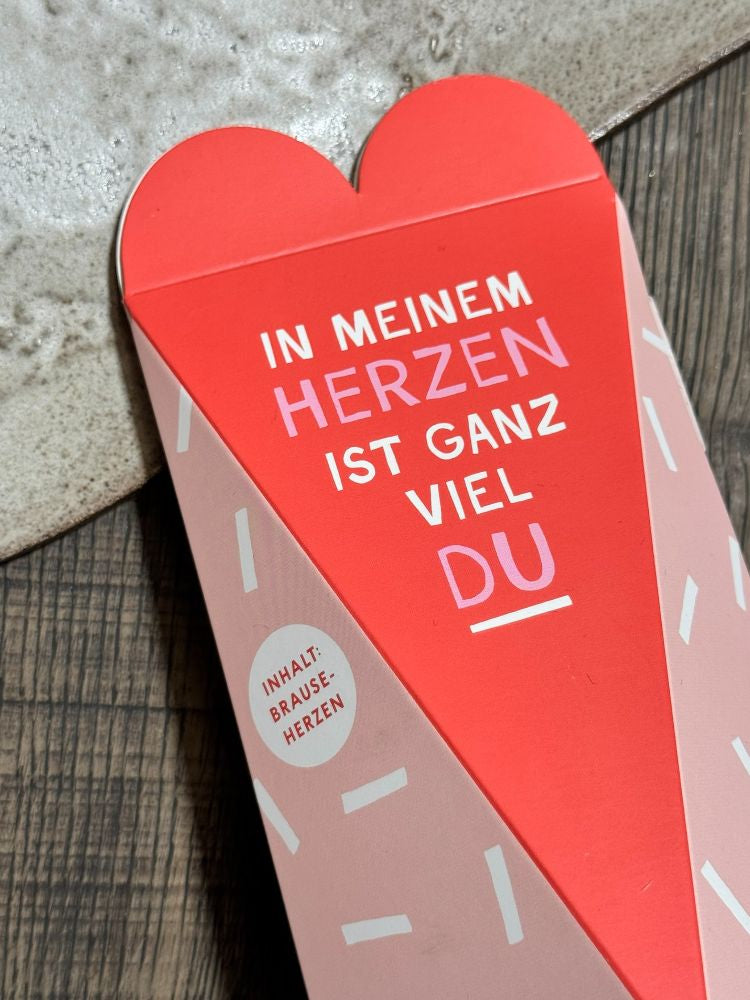 Ausgepackte Geschenkbox Liebe mit Bouvet Brut 1851 Rosé Methode Traditionelle 0,375 l Grafik Werksta