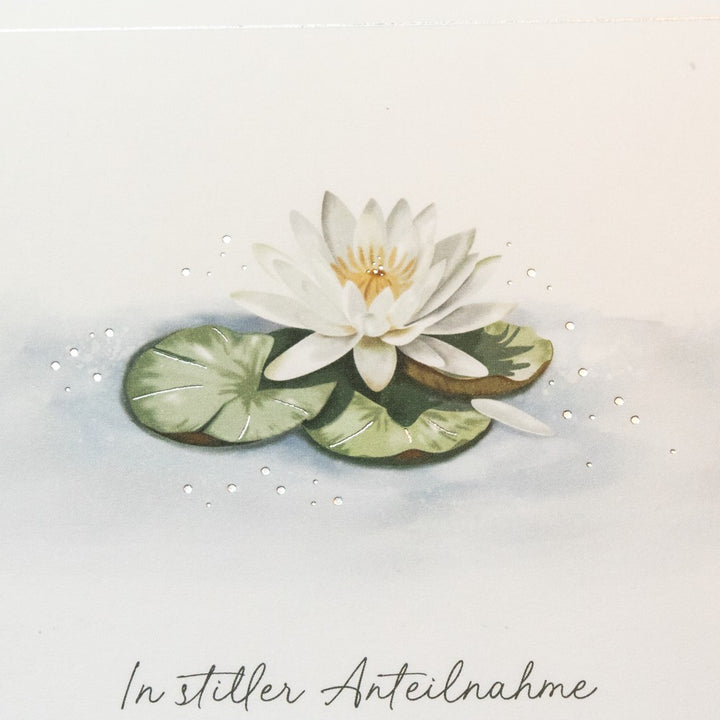 Classic Line Doppelkarte Alufin Satingloss Silber Anteilnahme mit weißer Wasserlilie und Seerosenblatt.