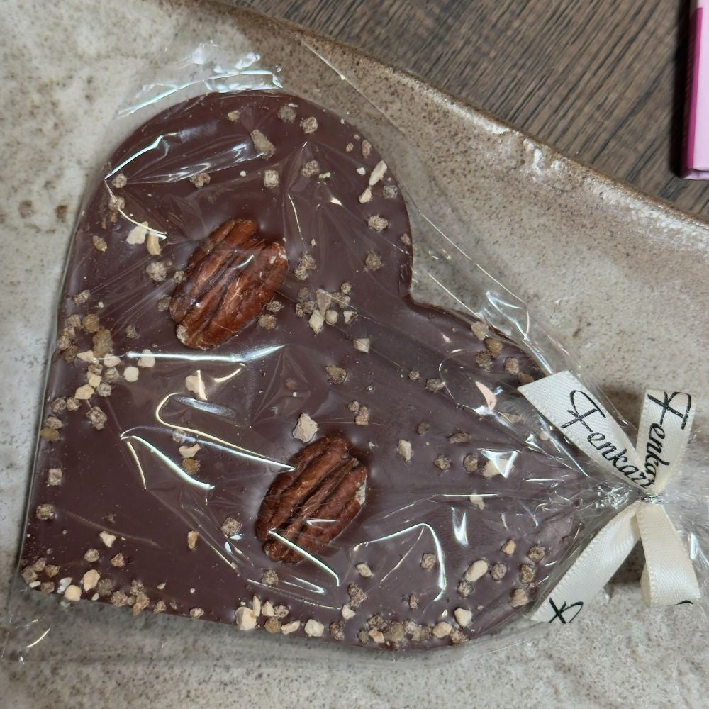 Ausgepackte Hochzeits Geschenkbox mit 2x Brutti e Buoni Bründlmayer Brut Rosé 0,75 l Fenkart Schokol