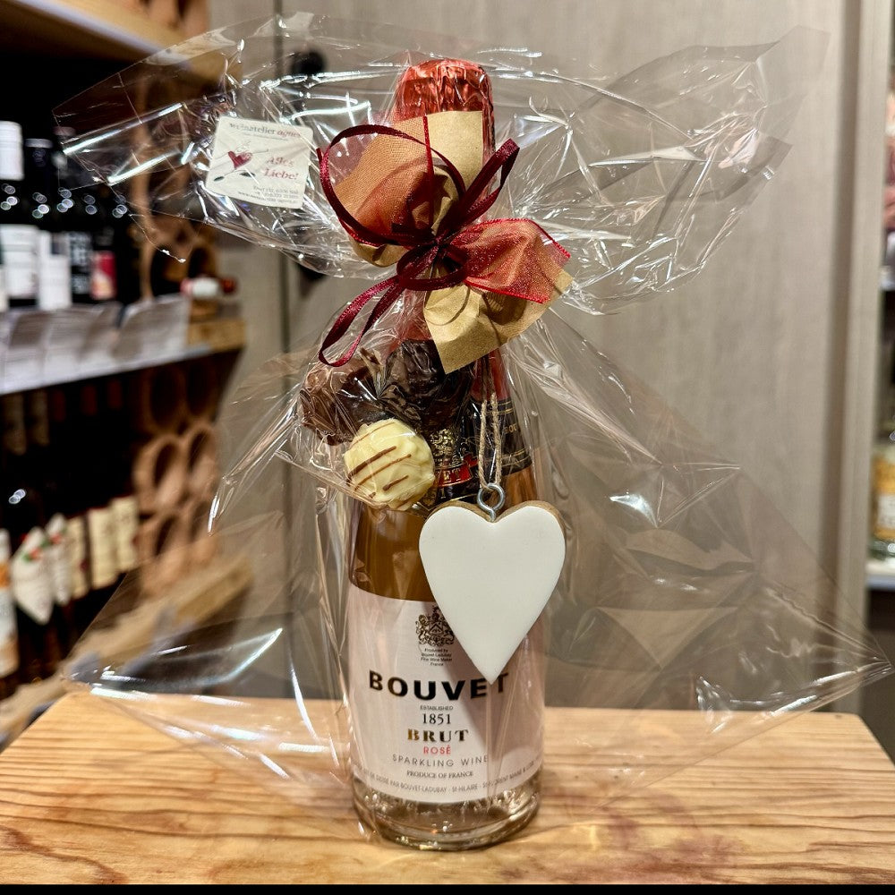 Rosé Geschenkset mit Bouvet Brut 1851 Rosé Pralinen Herzanhänger offen mit roter Schlaufe verpackt