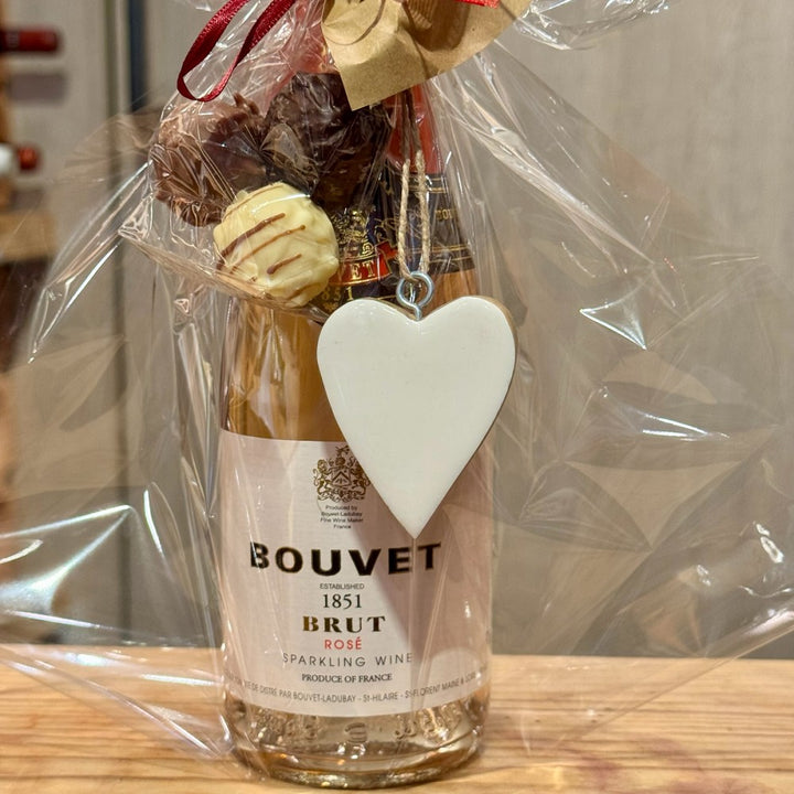 Rosé Geschenkset mit Bouvet Brut 1851 Rosé Pralinen Herzanhänger offen mit roter Schlaufe verpackt