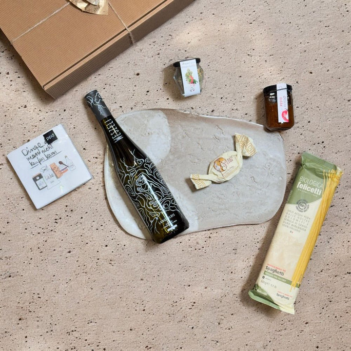 Ausgepackte Italienische Pasta Geschenkbox mit Felicetti Biologica Spaghetti 105 Weszeli Grüner Veltliner Langenlois DAC 2024 DeWi Pesto Rosso Live Gourmet Aromi per Bruschetta Amaretti Eugenia und ppd Dinge Cocktail Servietten
