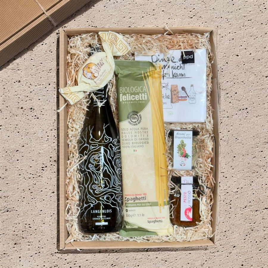 Italienische Pasta Geschenkbox mit Felicetti Bio Spaghetti Weszeli Grüner Veltliner DeWi Pesto Rosso Bruschetta Gewürz Amaretti und Servietten in Geschenkverpackung
