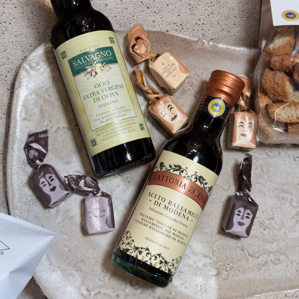 Ausgepackte Italienische Feinkost Geschenkbox mit Salvagno Olio extra vergine di Oliva Fattoria Estense Aceto Balsamico di Modena IGP Scapigliati Cantuccini Toscani IGP Tartufo schwarz weiß und TartufLanghe Patatine Tartufo Truffle Chips