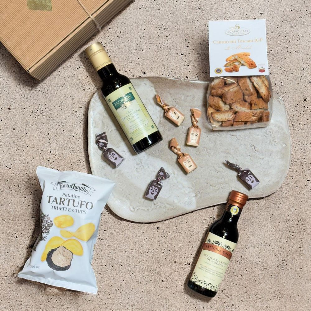Ausgepackte Italienische Feinkost Geschenkbox mit Salvagno Olio extra vergine di Oliva Fattoria Estense Aceto Balsamico di Modena IGP Scapigliati Cantuccini Toscani IGP Tartufo schwarz weiß und TartufLanghe Patatine Tartufo Truffle Chips