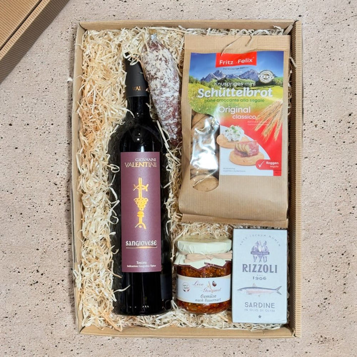 Italienische Feinkost Geschenkbox mit Valentini Sangiovese Toskana Jägersalami Sardinen Schüttelbrot und Gemüse nach Bauernart in Geschenkverpackung