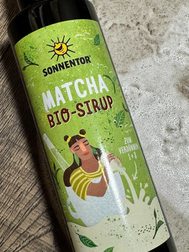 Ausgepackte Grüntee Geschenkbox mit Sonnentor Die blumige Jasmin Tee 27g Sonnentor Matcha Sirup 250