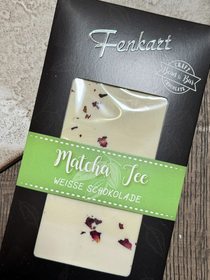 Ausgepackte Grüntee Geschenkbox mit Sonnentor Die blumige Jasmin Tee 27g Sonnentor Matcha Sirup 250