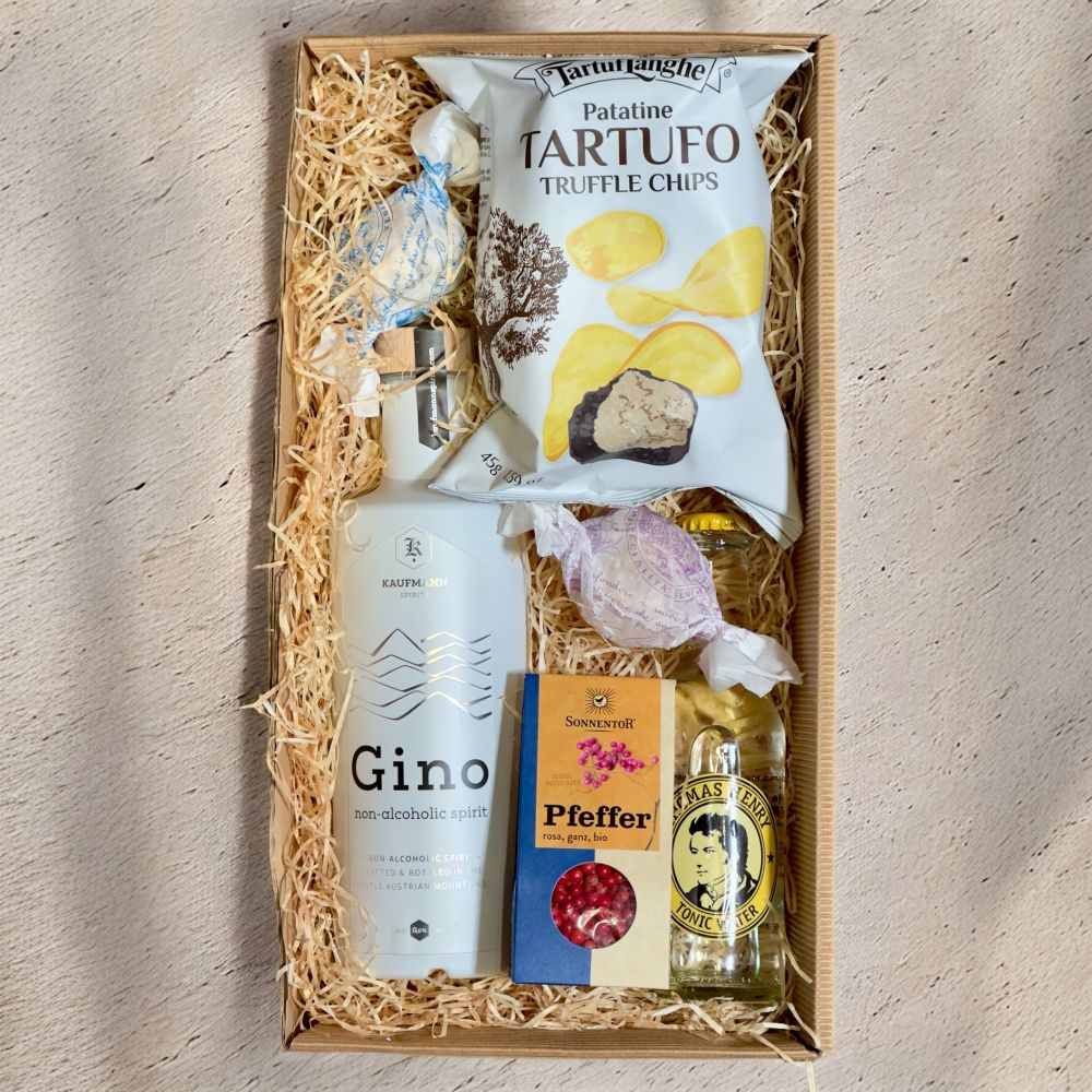Alkoholfreie Geschenkbox mit Kaufmann Gino non alcoholic spirit Thomas Henry Tonic TartufLanghe Trüffel Chips rosa Pfeffer und Brutti e Buoni in Geschenkverpackung