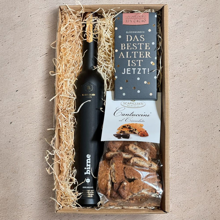 Edelbrand Geschenkbox mit Kaufmann Birne Edelbrand Scapigliati Cantuccini al Cioccolato und Grafik Werkstatt Bio Schokolade in Geschenkverpackung