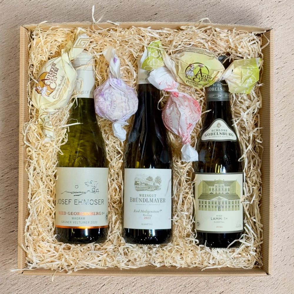 Premium Weinbox Österreich mit Ehmoser Grüner Veltliner Georgenberg Bründlmayer Riesling Heiligenstein Schloss Gobelsburg Lamm Amaretti und Brutti e Buoni in Geschenkverpackung