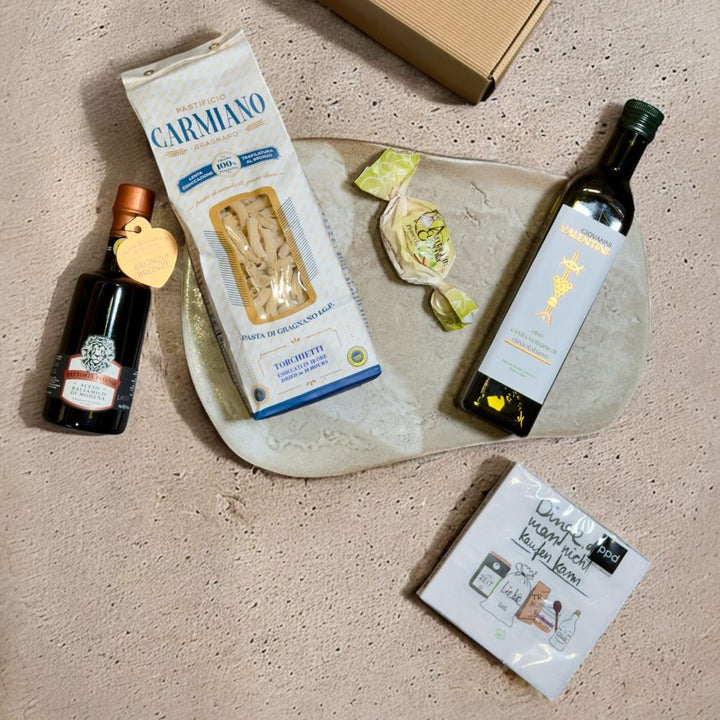 Ausgepackte Italienische Feinkost Geschenkbox mit Aceto Balsamico di Modena IGP Riserva Invecchiato Valentini Olio Extravergine Oliva Carmiano Torchietti 500g ppd Dinge Cocktail Servietten und Amaretti Eugenia