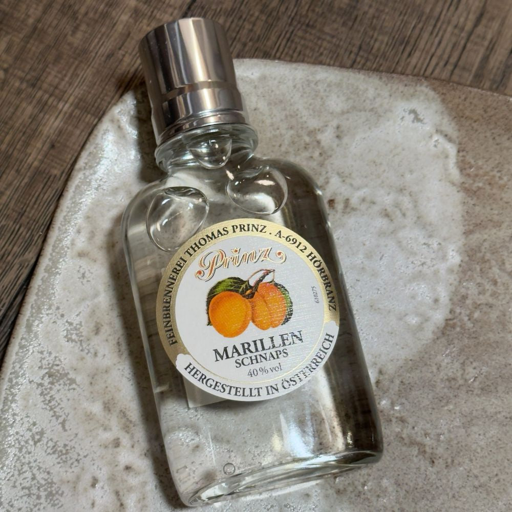 Ausgepackte Schnaps Geschenkbox mit Fritz Felix Mini Schüttelbrot Original 125g Prinz Zirberla Likör