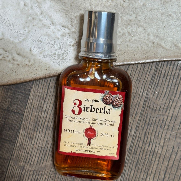 Ausgepackte Schnaps Geschenkbox mit Fritz Felix Mini Schüttelbrot Original 125g Prinz Zirberla Likör