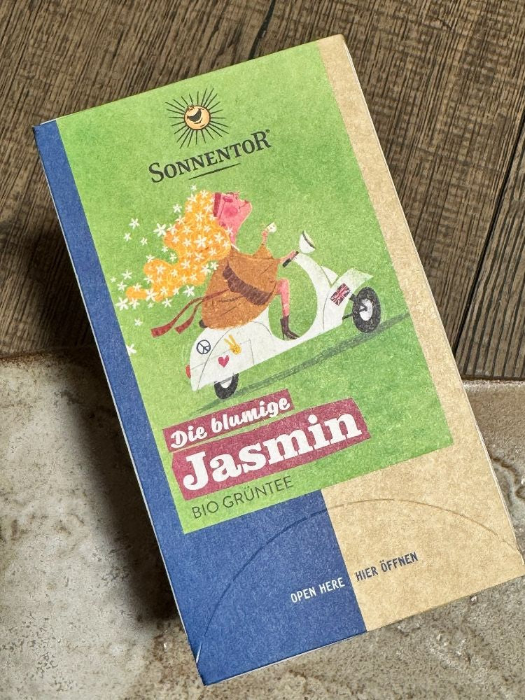 Ausgepackte Grüntee Geschenkbox mit Sonnentor Die blumige Jasmin Tee 27g Sonnentor Matcha Sirup 250