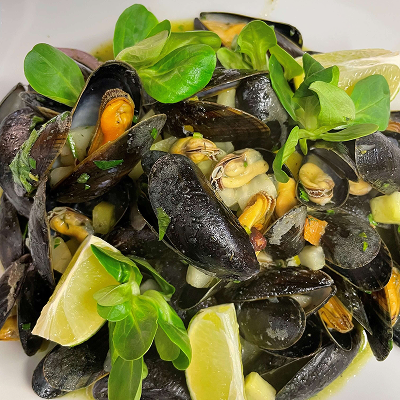 Muschelgericht mit Knoblauch und Kräutern – leichte Meeresküche zu edlen Weinen
