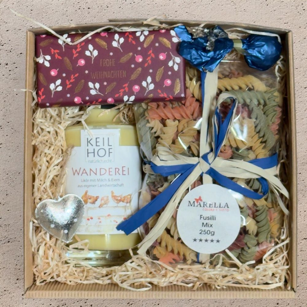 Weihnachtsgeschenk Eierlikör mit Keilhof Wanderei Eierlikör Venchi Schokolade Grafik Werkstatt Schokolade Fusilli Pasta und Weihnachtsdeko in Geschenkverpackung