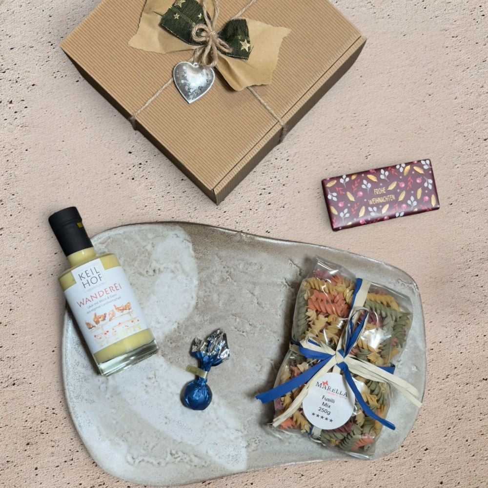 Ausgepacktes Weihnachtsgeschenk Eierlikör mit Keilhof Wanderei Eierlikör 0,2 l Venchi rote goldene Weihnachtskometen Grafik Werkstatt Schokolade Frohe Weihnachten Marella Fusilli Mix 250g und Metall Weihnachtsmotive mit Schelle weiß silber