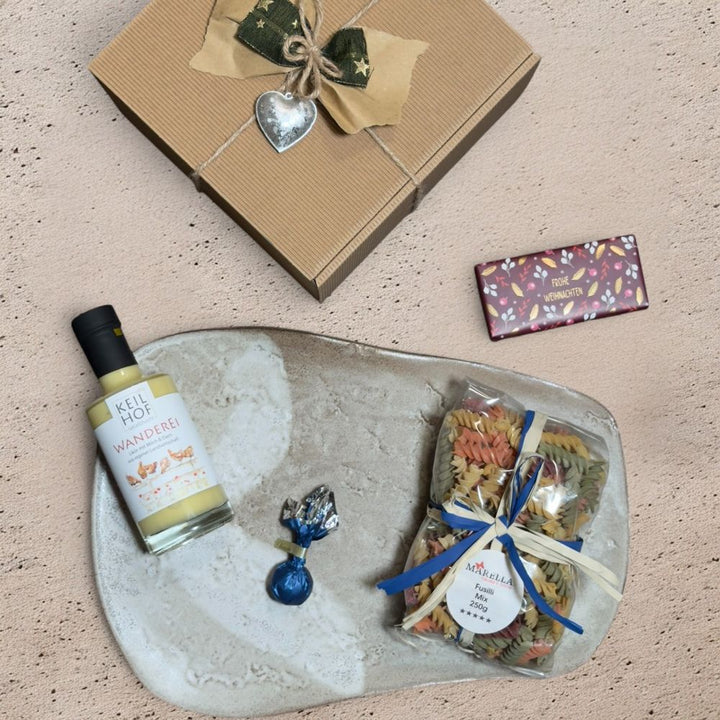 Ausgepacktes Weihnachtsgeschenk Eierlikör mit Keilhof Wanderei Eierlikör 0,2 l Venchi rote goldene Weihnachtskometen Grafik Werkstatt Schokolade Frohe Weihnachten Marella Fusilli Mix 250g und Metall Weihnachtsmotive mit Schelle weiß silber