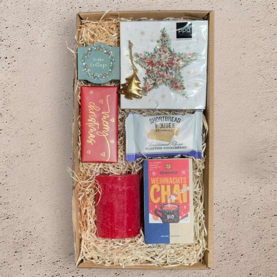 Weihnachts Geschenkbox mit Sonnentor Weihnachts Chai Shortbread Schokolade rote Kerze Pflanztöpfchen und Beautiful Christmas Star Servietten in Geschenkverpackung