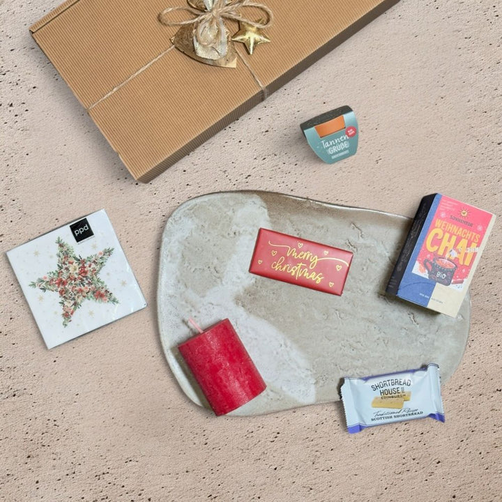 Ausgepackte Weihnachts Geschenkbox mit Sonnentor Weihnachts Chai Two Shortbread Fingers Grafik Werkstatt Schokolade Merry Christmas rote Wachskerze Pflanztöpfchen Tannengrüße ppd Beautiful Christmas Star Servietten und Metall Weihnachtsmotive mit Schelle weiß gold