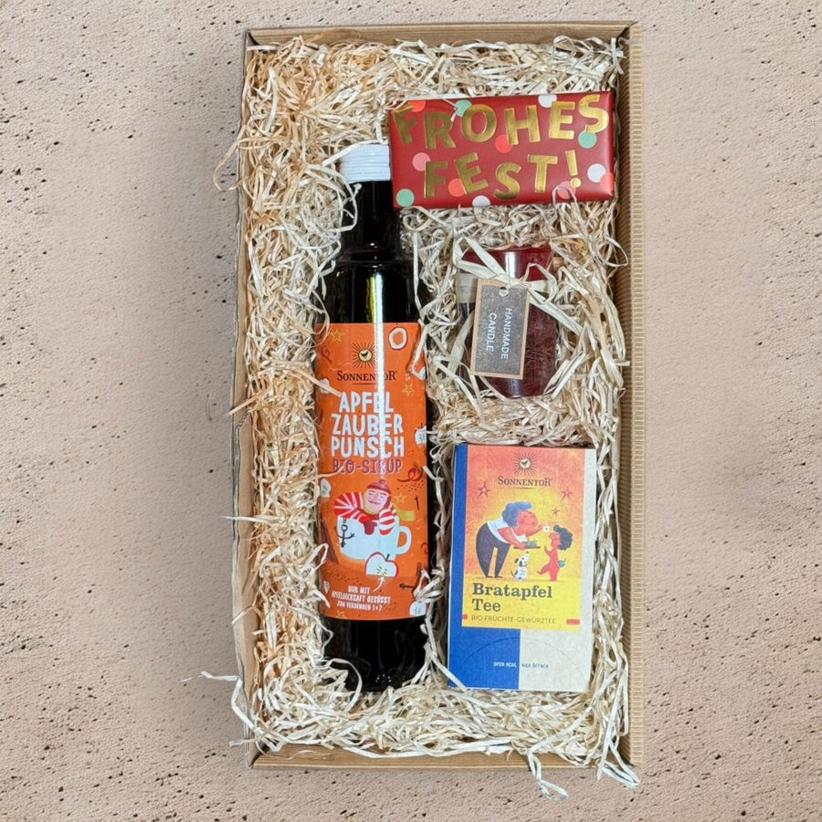 Apfel Punsch Geschenkset mit Sonnentor Apfelzauber Punsch Sirup Bratapfel Tee Grafik Werkstatt Schokolade und bordeaux Kerze in Geschenkverpackung