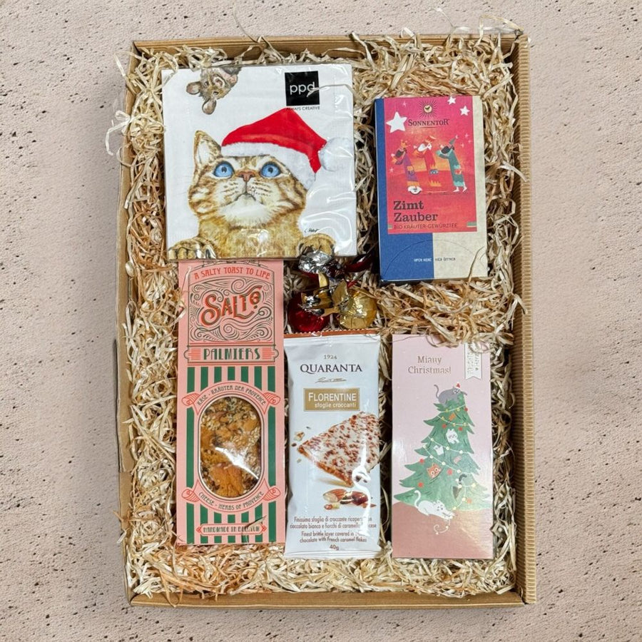Weihnachten Geschenkbox mit Salto Käse Kräuter Palmiers Venchi Schokolade Florentine Fruchtgummi Sonnentor Zimt Zauber Tee und Servietten in Geschenkverpackung