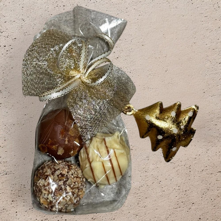 Pralinen Geschenkset Weihnachten mit 10 einzeln verpackten Pralinen Säckchen festlichen Anhängern und Schleifen in Geschenkverpackung