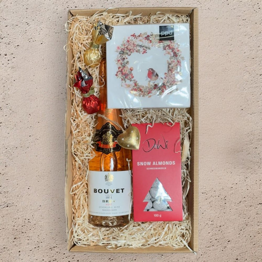 Sekt Geschenkbox Weihnachten mit Bouvet Brut Rosé Schneemandeln Venchi Schokolade Beautiful Christmas Wreath Servietten und Weihnachtsdeko in Geschenkverpackung