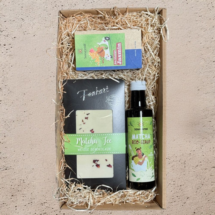 Grüntee Geschenkbox mit Sonnentor Jasmin Tee Matcha Sirup Fenkart Matcha Schokolade in Geschenkverpa