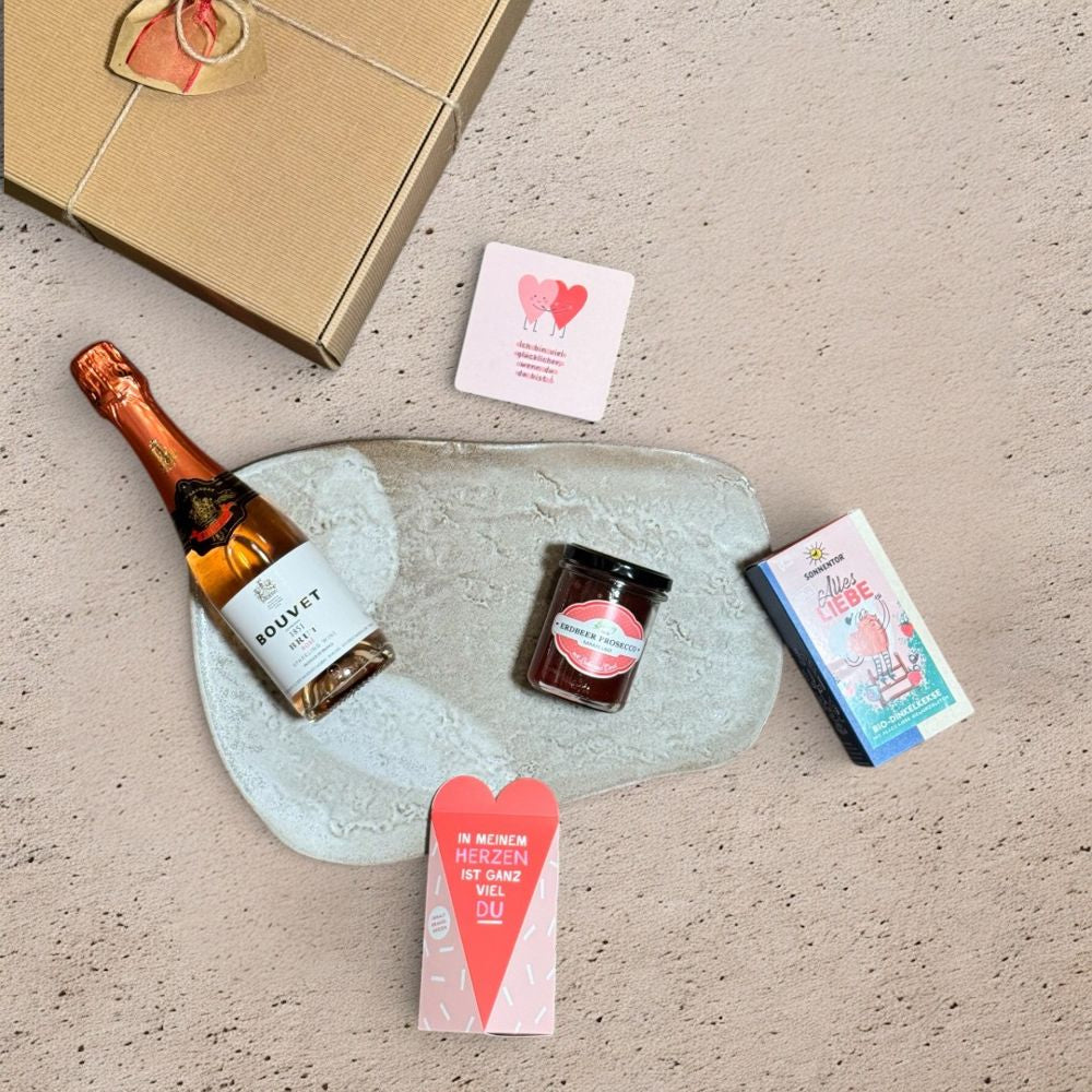 Ausgepackte Geschenkbox Liebe mit Bouvet Brut 1851 Rosé Methode Traditionelle 0,375 l Grafik Werksta