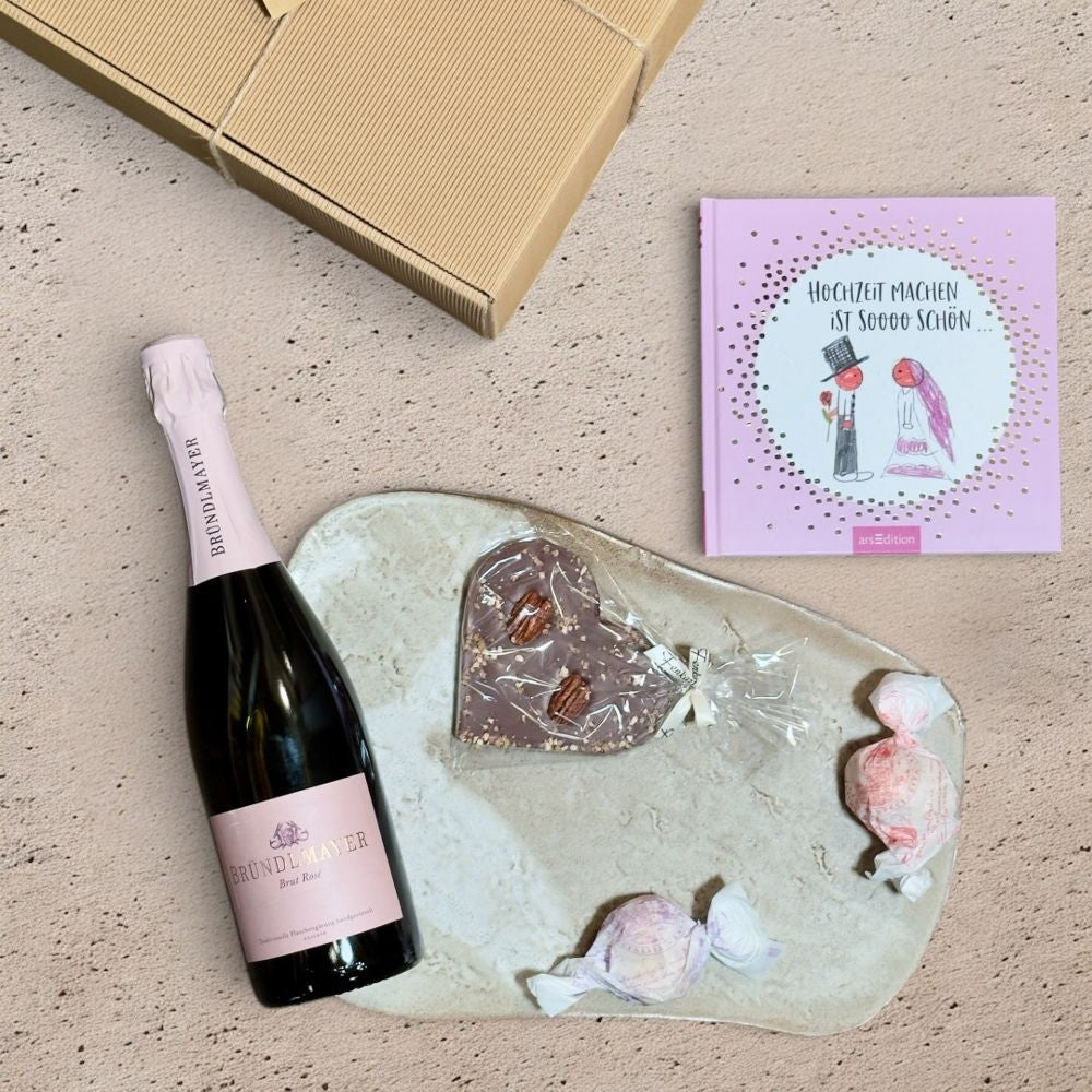 Ausgepackte Hochzeits Geschenkbox mit 2x Brutti e Buoni Bründlmayer Brut Rosé 0,75 l Fenkart Schokol