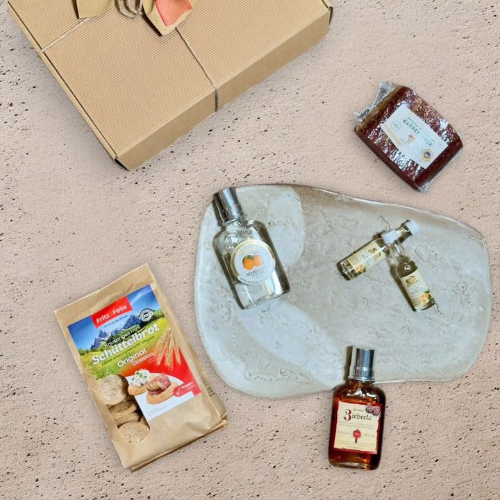 Ausgepackte Schnaps Geschenkbox mit Fritz Felix Mini Schüttelbrot Original 125g Prinz Zirberla Likör