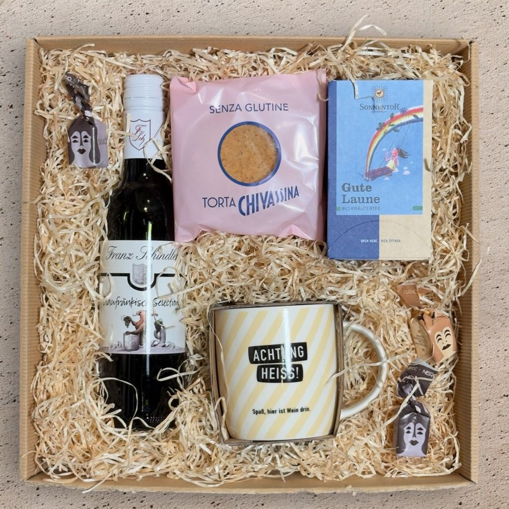Pause Geschenkbox mit Tasse Achtung Heiß Spaß hier ist Wein drin, Blaufränkisch, Tee, Haselnusskuche