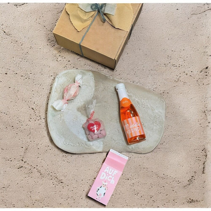 Ausgepackte Mädelsabend Geschenkbox mit Grafik Werkstatt Aperitivo Spritz Flasche Mädelsabend 0,2 l Schaumzucker Kühe Auf Dich SteirerKraft Himbeer Herzzuckerl und Brutti e Buoni Mandelgebäck