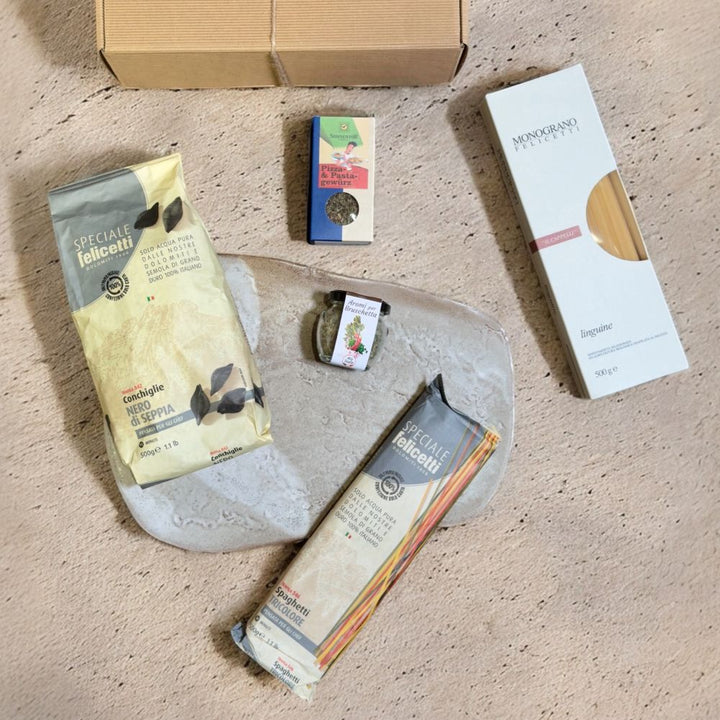 Ausgepackte Pasta Geschenkbox mit Felicetti Monograno Il Cappelli Linguine 152 Felicetti Speciale Conchiglie Nero di Seppia 842 Felicetti Speciale Spaghetti Tricolore 546 Live Gourmet Aromi per Bruschetta und Sonnentor Pizza und Pastagewürz